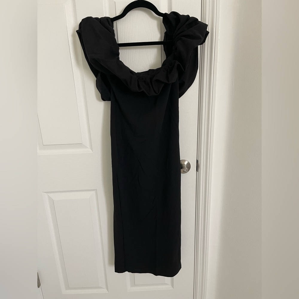 Missguided + Black Off the Shoulder Neck Gown